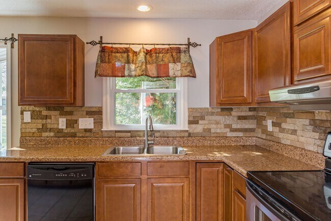 Building Photo - Immaculate updated 2 story 3 bedroom 2.5 bathroom house in the Briarwood area Greensboro