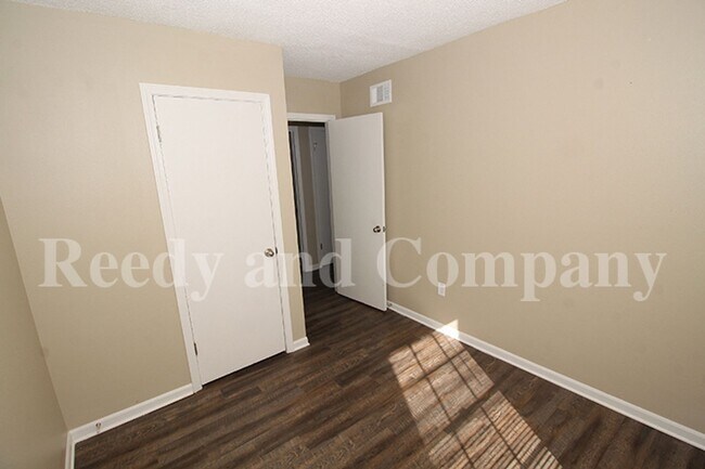 Building Photo - 3230 Sweet Springs Dr