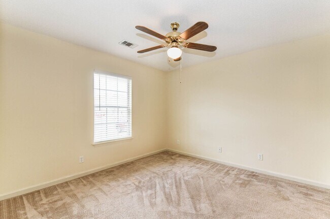Building Photo - 3 Bedroom, 2 Bath Home with Fully Fenced Yard – Pet Friendly!