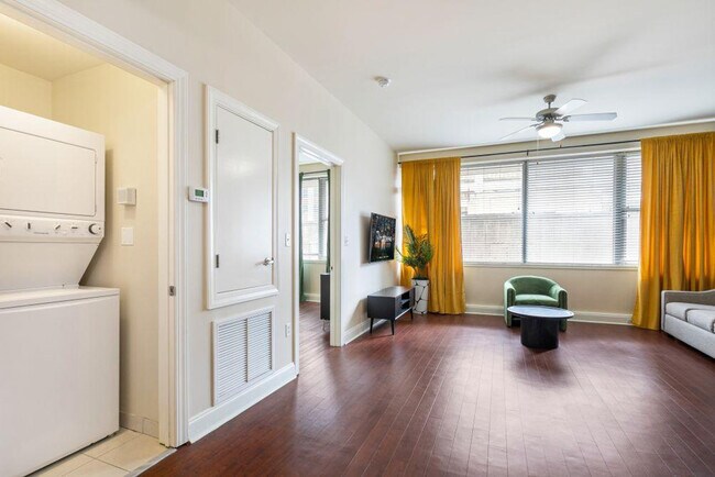 Building Photo - 925 Common St