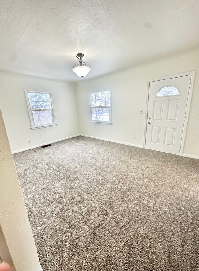 Building Photo - 715 NE Spitzenburg St