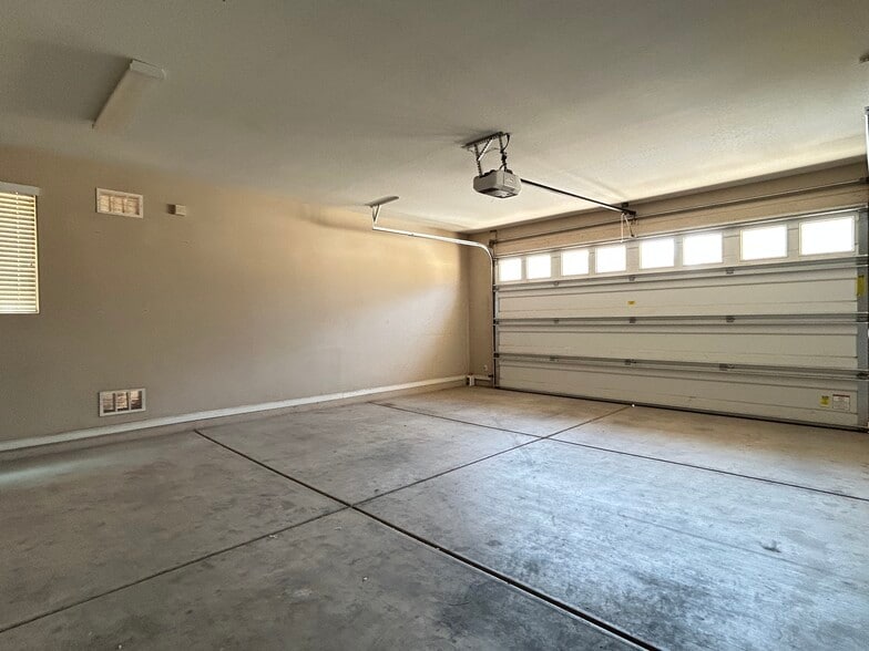 Garage - 300 W Wisteria Pl