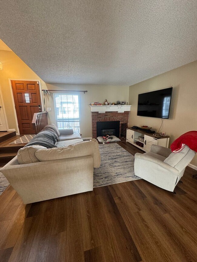 Building Photo - Three Bedroom Townhome with Pool