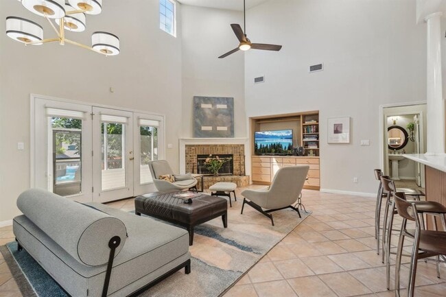 Building Photo - 617 Evergreen Ln