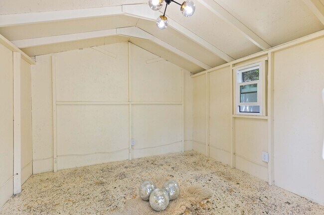 Building Photo - 1942 Chickasaw Ave