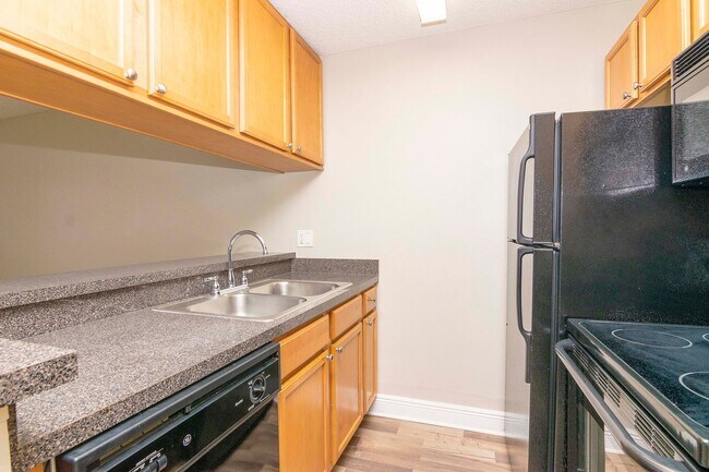 Building Photo - Waterfront - Top Floor- 1 Bedroom 1 Bath f...