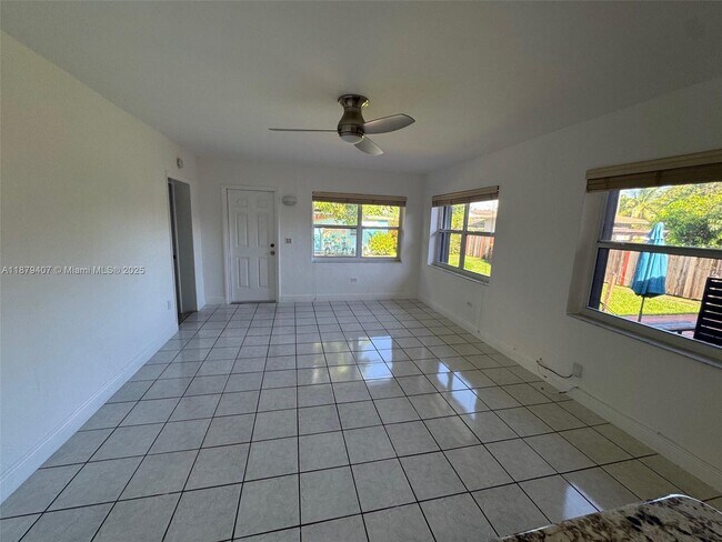 Building Photo - 632 SW 33rd Ave
