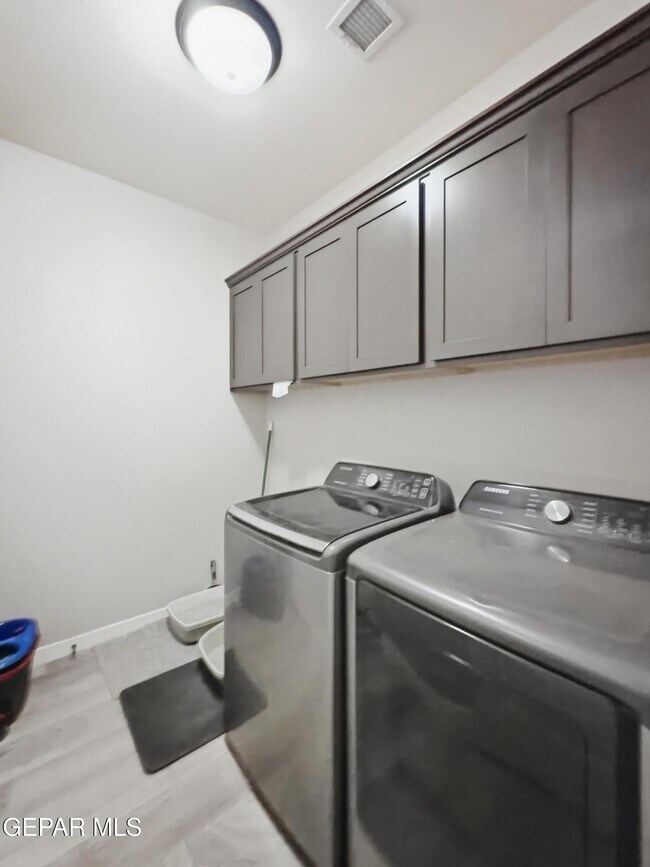 Building Photo - 12805 Kingsbury Ave