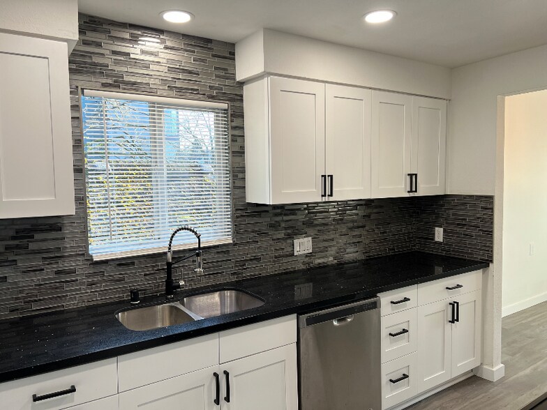 Building Photo - 7774 Highland Park Wy SW