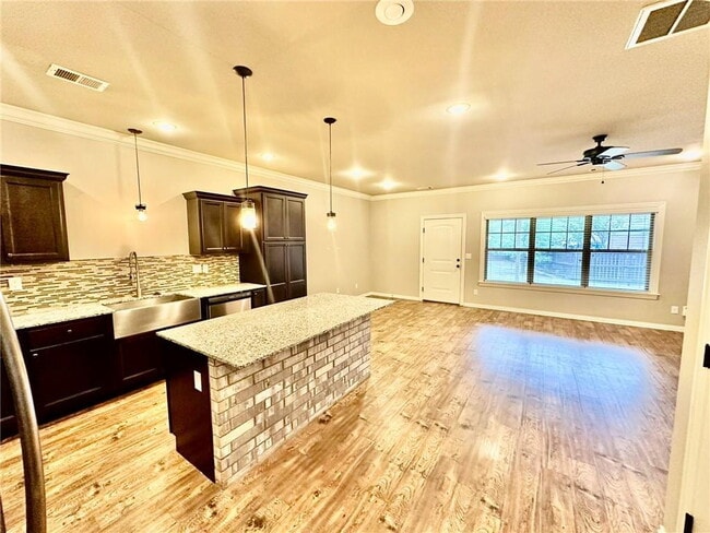 Building Photo - 186 Old Farmington Rd