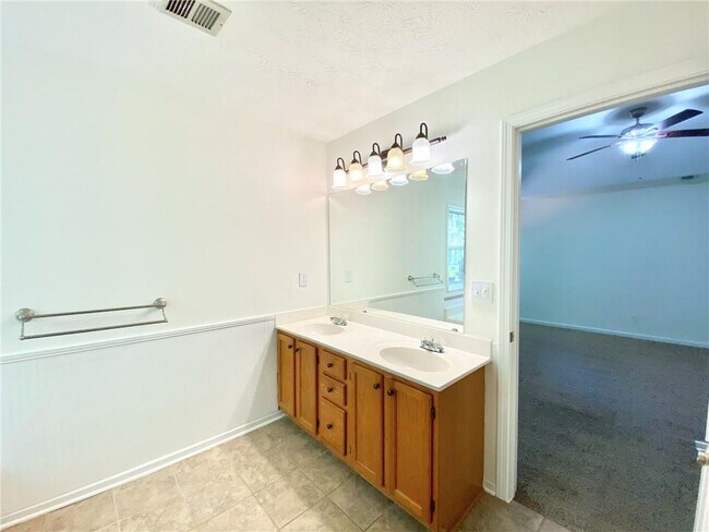 Building Photo - 640 Suwanee Lakes Cir NW