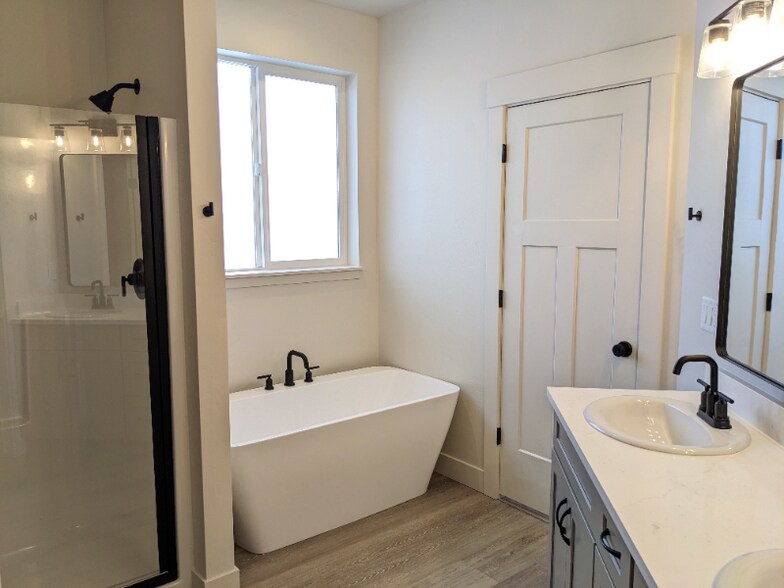 Building Photo - 4039 Snowberry Ave