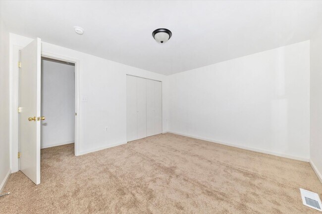 Building Photo - Churchill Town Rental