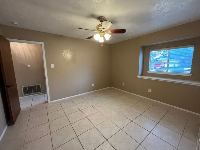 Building Photo - 2118 Meadowgrove Dr
