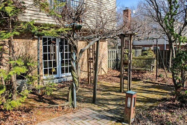 Building Photo - Brick Split Foyer With Large Backyard, 2 K...