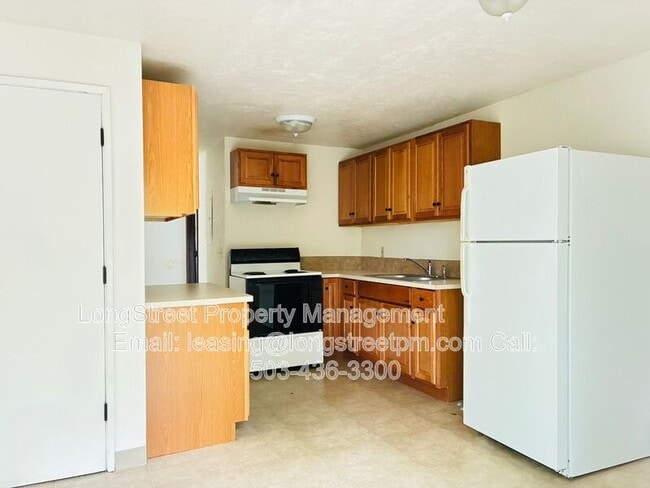 Building Photo - 933 NW Sequoia Ave