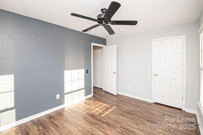 Building Photo - 2121 Kaybird Ln