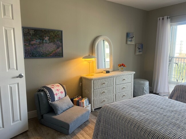 Building Photo - NEW PRICE! 2BD/2BA with Detached Carport on Venice Island!