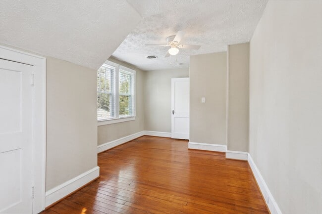 Building Photo - 3307 Kenmore Dr