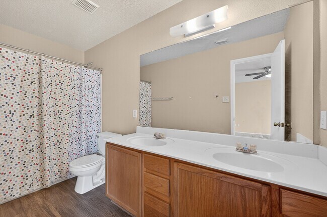 Building Photo - 10526 Bluegrass Pond