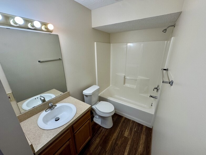 Building Photo - 426 Oakwood Ave
