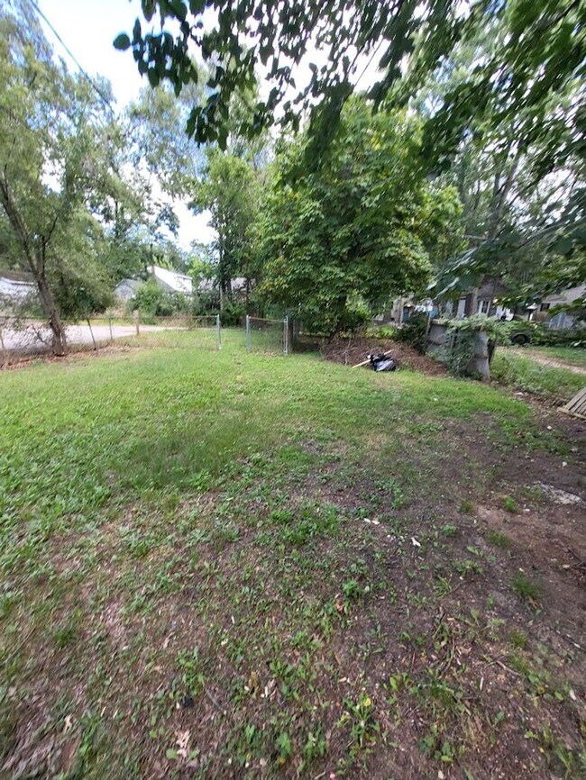 Building Photo - 2 bedroom, 1 bath house