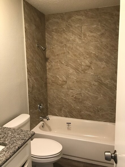Main bathroom - 828 Noreda Street