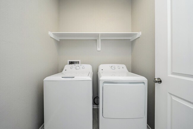 Building Photo - Spacious Townhome Available For the New Year!