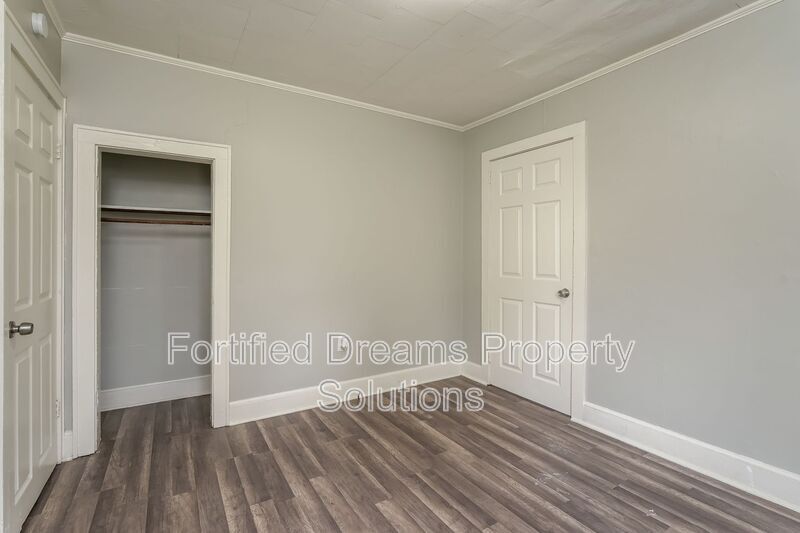 Building Photo - 2010 Temple St