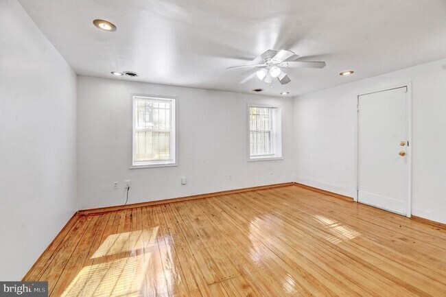 Building Photo - 470 Ridge St NW