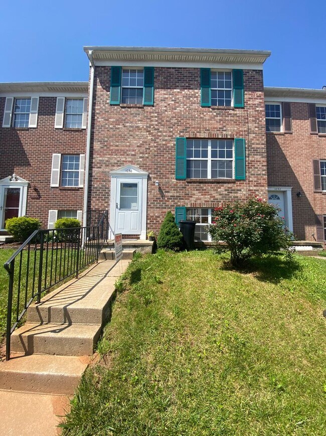 Primary Photo - Spacious 5 Bedroom, 2 Bath Townhome – Edge...