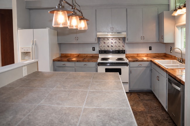 Building Photo - 218 Hillside Dr