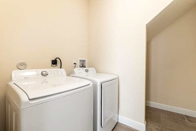 Building Photo - 1031 NE 13th Ave