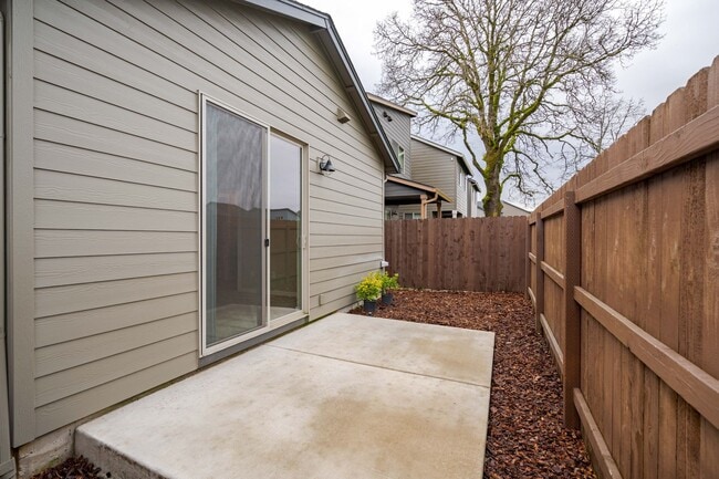 Building Photo - MASTER ON THE MAIN - 3 bedroom 2.5 bath - ...