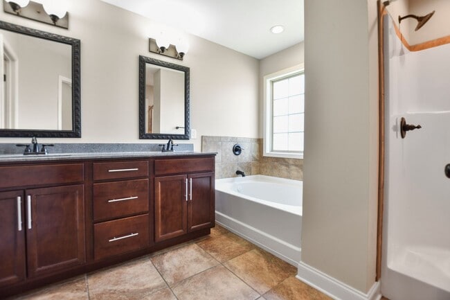 Building Photo - Pet Friendly Four Bedroom!