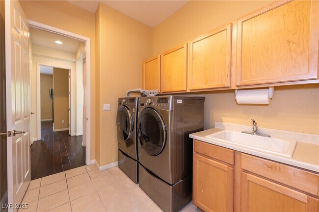 Building Photo - 2057 Orchard Mist St