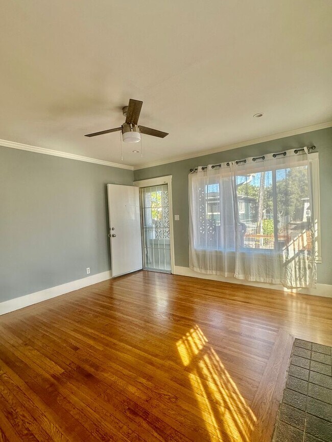 Building Photo - Charming single family home available for ...