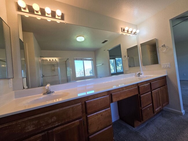 Building Photo - Wonderful 4 bedroom 3 full bath in the Wildhorse Golf Course Community.