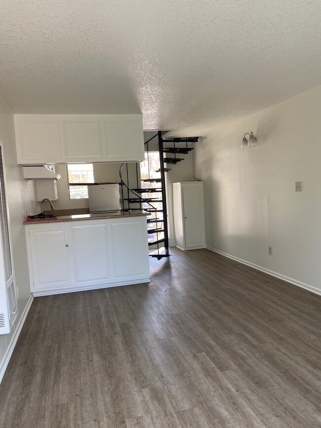 newly painted walls and kitcehn cabinets - 405 N Broadway