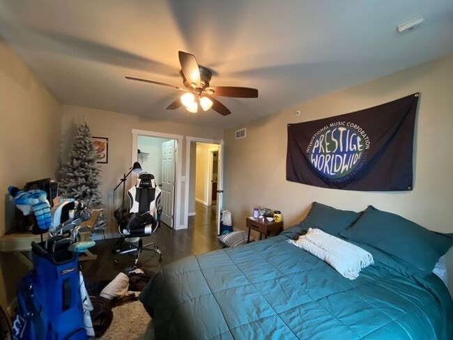 Building Photo - $4,400 | 5 Bedroom, 3 Bathroom Condo | NO ...