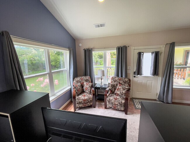 Building Photo - Willow Run Studio: Light, Bright, nice gar...