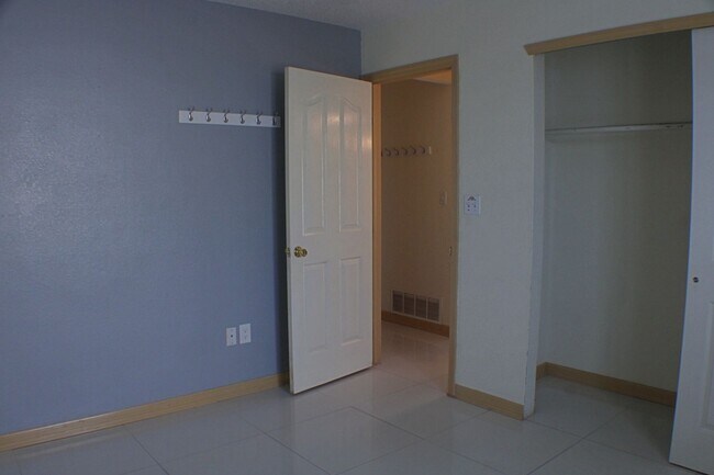 Building Photo - 6244 Kings Bridge Dr