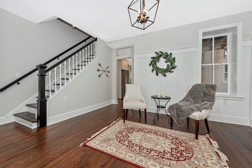 Building Photo - 6 W 4th St