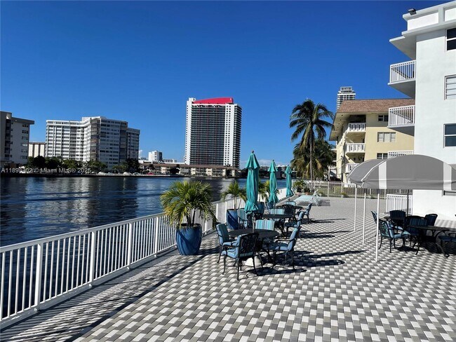 Building Photo - 1913 S Ocean Dr