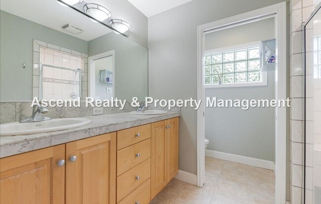 Building Photo - Available NOW! 3 Level 4bed/3bath Convenie...