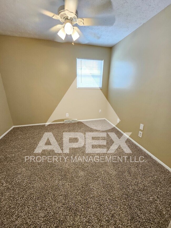 Building Photo - Nice 3Bd 1.5 Townhouse in WEST KNOX off Cedarbluff! END UNIT!