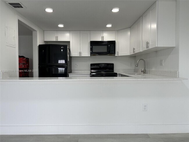 Building Photo - 4174 Inverrary Dr