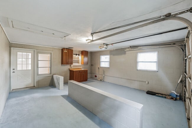 Building Photo - 823 N Arlington Ave