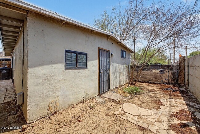 Building Photo - 2135 W Hadley St