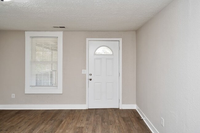 Building Photo - Spacious Hidden Gem in Bessemer – A Must See Inside!